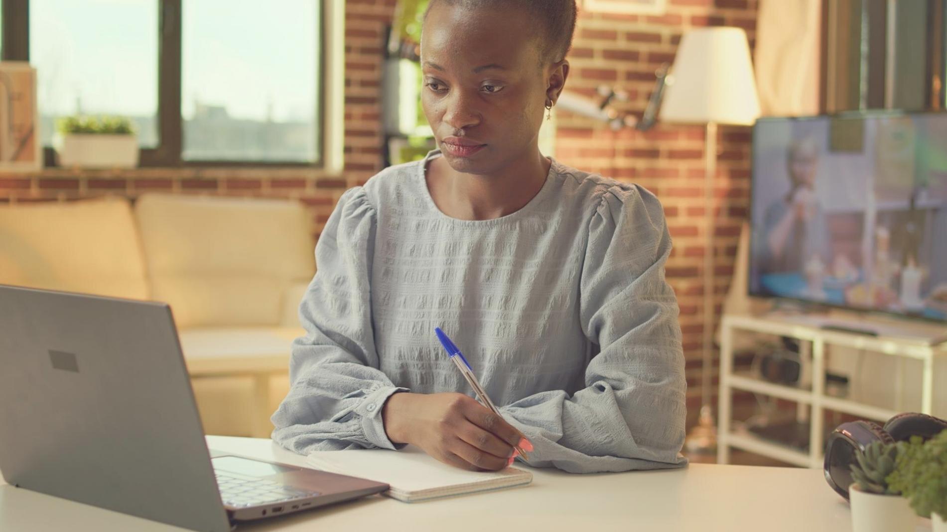 Gruppe internationaler Studierender bei einem Workshop über Finanzen